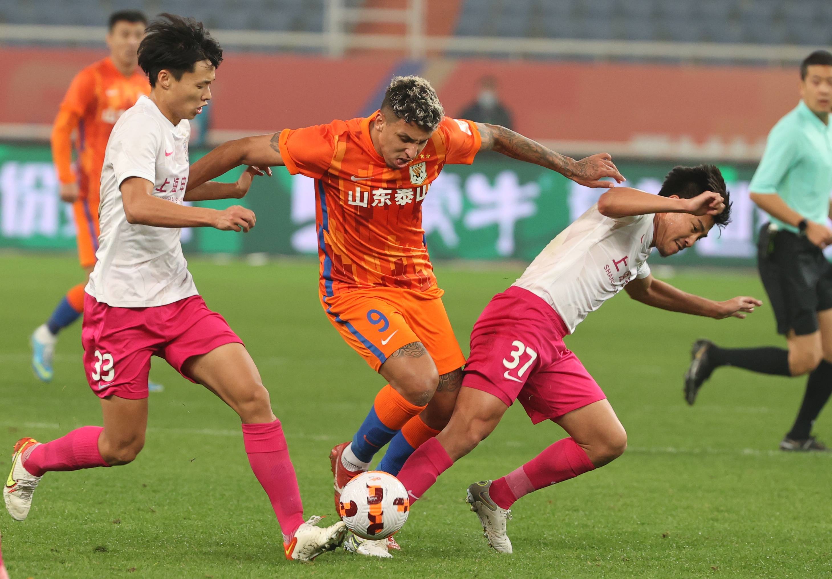 开云体育中国-中国队力克英格兰队，波尔统治全场的简单介绍