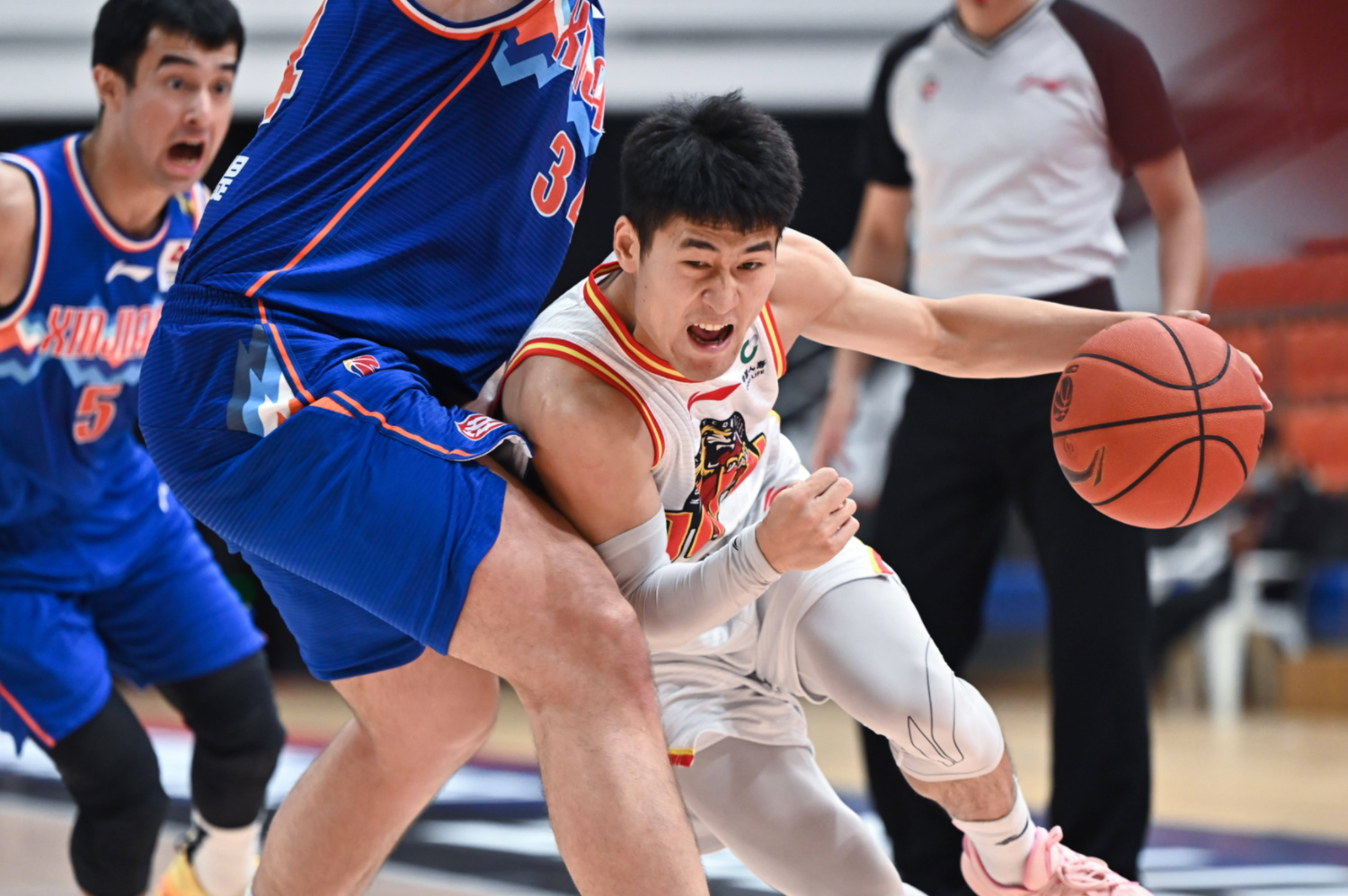 开云体育官网-吉林队险胜尼克斯，浓眉哥带队取胜